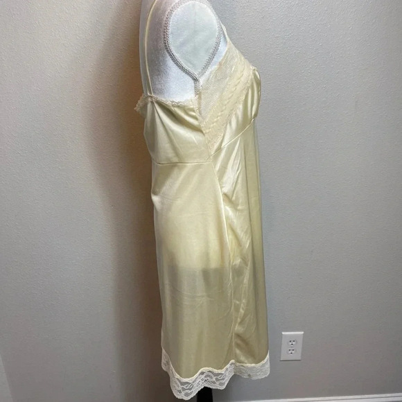 VINTAGE lingerie by Vincent. Ivory color with lace trim. - Picture 3 of 10